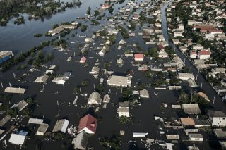 Un bateau évacuant des habitants victimes de l'inondation a été bombardé.
